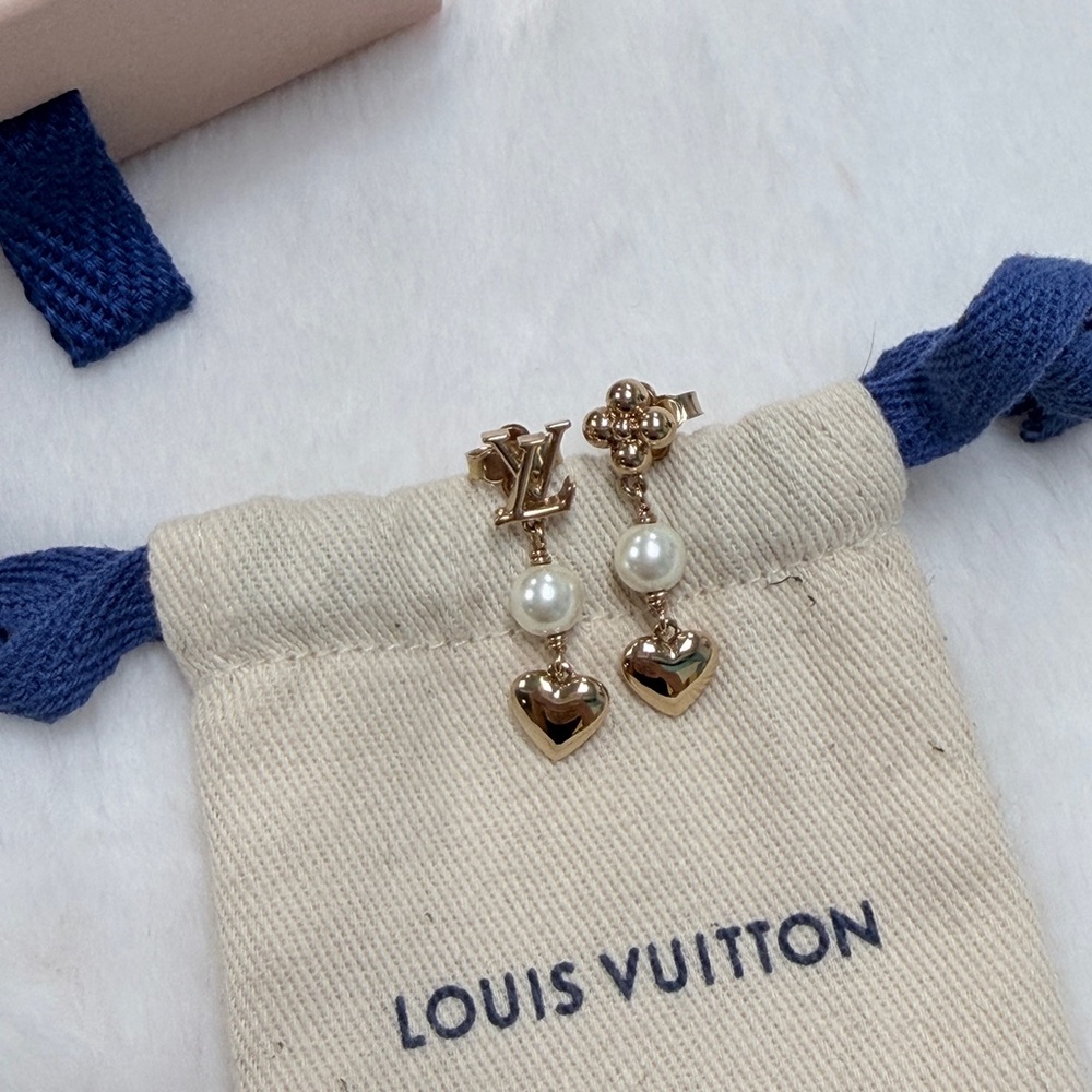 louis vuitton blooming pearls earrings - Picture 2 of 4